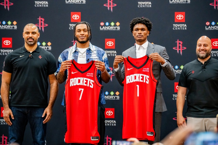同届新秀&都是火箭选的~阿门喜提5年2.08亿肥约 惠特摩尔在找工作